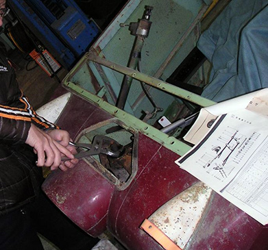 専用工具が無かったのでプライヤーで