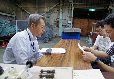 部室で学芸員さんと打合せ中