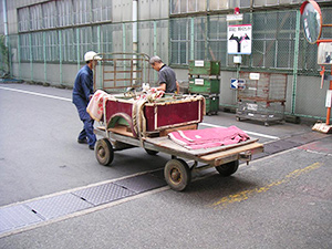 荷台は台車に載せて運んでもらった