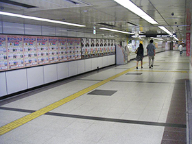 地下コンコースに貼り出されたポスター
