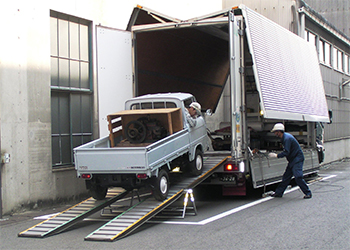 積車から降ろされるコニーワイドトラック