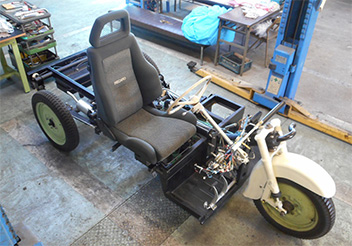 運転できるようガソリンは燃料タンク供給に。シャシーへは運転席をタイラップで取付け。（レカロシートがなんとも不釣り合いですな）