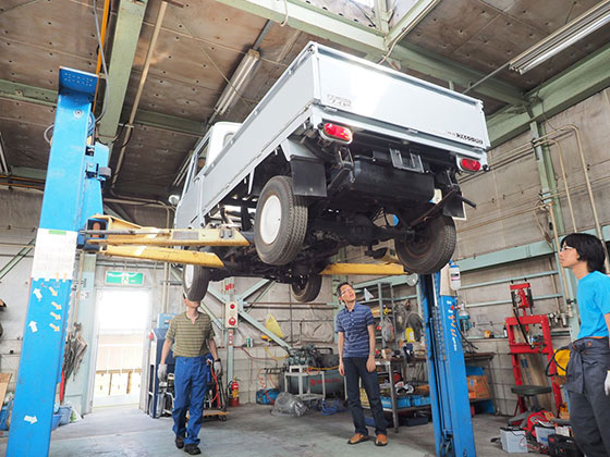 2柱リフトで持上げて下から目視