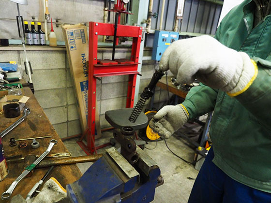 タップ切りのボルト締めで引き抜き