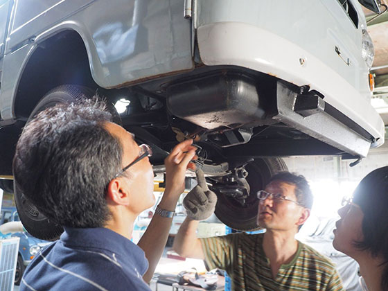 マスターシリンダーは運転席の足元に