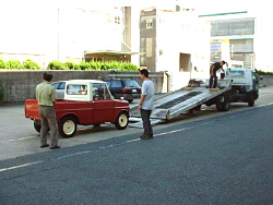 積載車へ載せるのをお手伝い